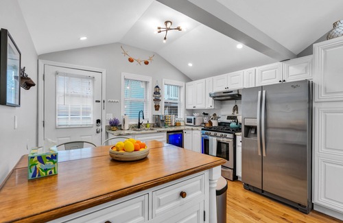 Seaside Heights Cottage | Walk to beach! 4 Beach Badges Included. BBQ + Fire Pit. Towels and Linens incl.