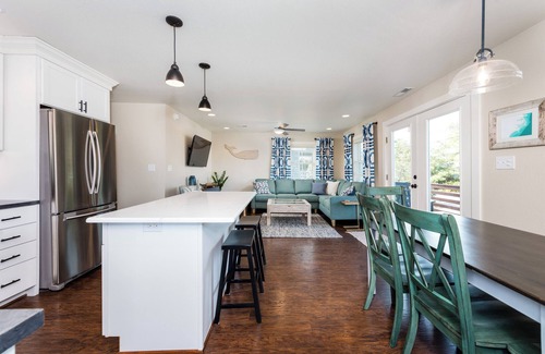 Nags Head Cottage | Walk to beach - Fire pit - Near dining & shopping