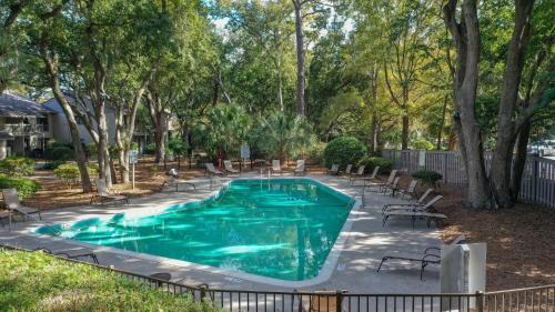 Folly Field Villa | Walk to Beach, Pet Friendly, Homey
