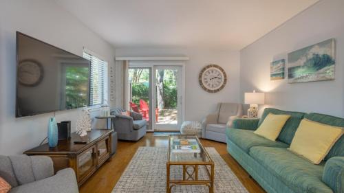 Folly Field Villa | Walk to Beach, Pet Friendly, Homey