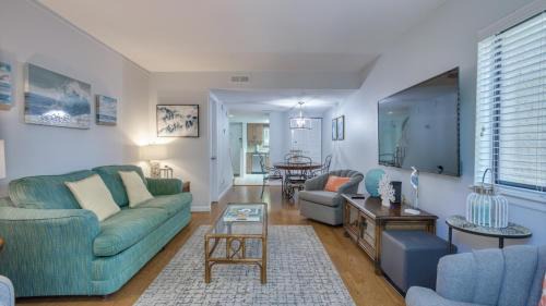 Folly Field Villa | Walk to Beach, Pet Friendly, Homey