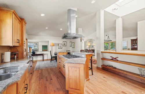 Broadmoor House | WALK TO BROADMOOR/Meeting space galore