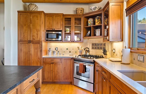Historic Eastside House | Walk to Canyon Rd | Mountain Views | Great Outdoor Space | 2 Masters