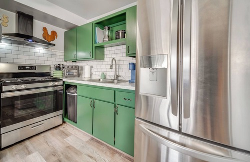 Hilo Condo | Walk to Dtwn Hilo: Island Escape w/Pool!