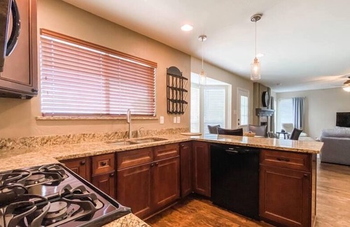 Grapevine House | Walk to Historic Main St | 30+ days stays & pet friendly