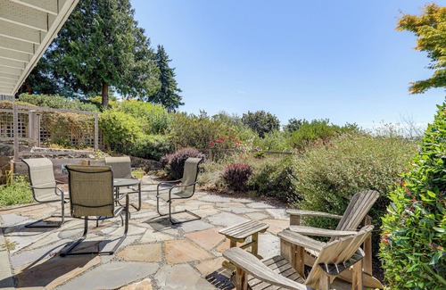 Fauntleroy Apartment | Walk to Lincoln Park: Charming Couples Getaway