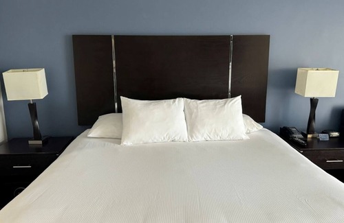 Old Towne Hotel | Walk to Seal Beach & Pier – Onsite Pool, Free Breakfast & Parking