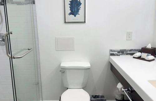 Old Towne Hotel | Walk to Seal Beach & Pier – Onsite Pool, Free Breakfast & Parking