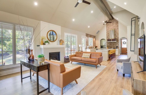 Ovilla House | Walk to Shops & Winery! Stylish Dtwn Ovilla Home