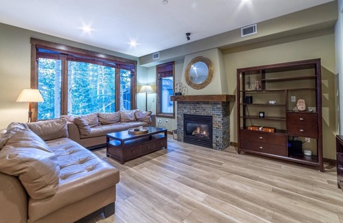 Woodwinds Condo | Walk to Ski w/ Golf Course Views & Private Jacuzzi - #448
