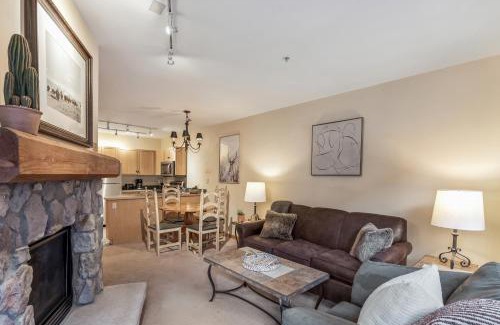 River Run Apartment | Walk to Slopes! Hot Tubs, Balcony & Fireplace