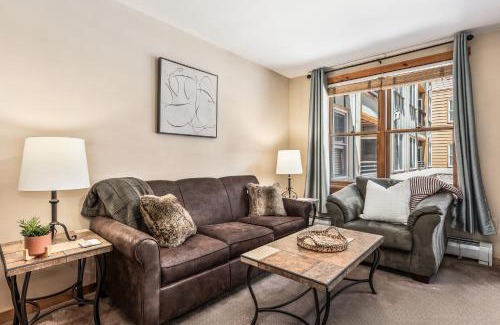 River Run Apartment | Walk to Slopes! Hot Tubs, Balcony & Fireplace