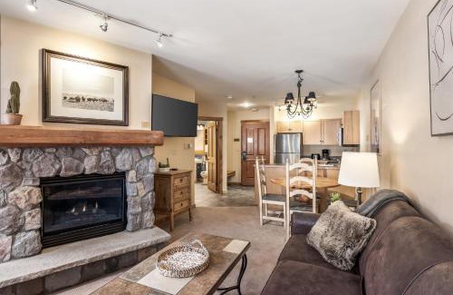 River Run Apartment | Walk to Slopes! Hot Tubs, Balcony & Fireplace