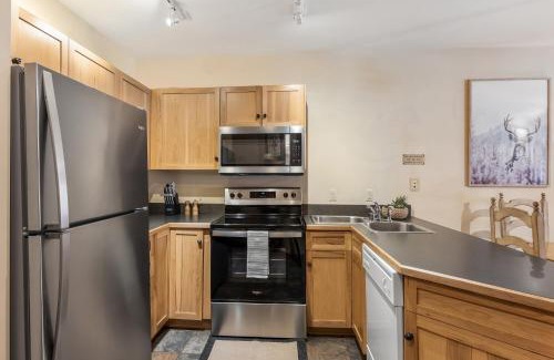 River Run Apartment | Walk to Slopes! Hot Tubs, Balcony & Fireplace