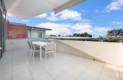 North Ward Apartment | Walk to Strand and Ocean - Luxury Gregory Street Apartment