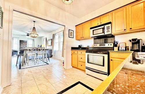 East Biloxi House | Walk to the BEACH and CASINOS! Full RV Hookup - 5 Min to Ocean Springs