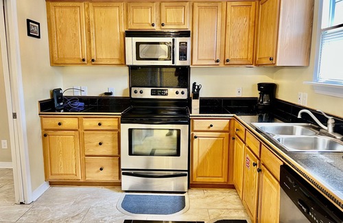 East Biloxi House | Walk to the BEACH and CASINOS! Full RV Hookup - 5 Min to Ocean Springs