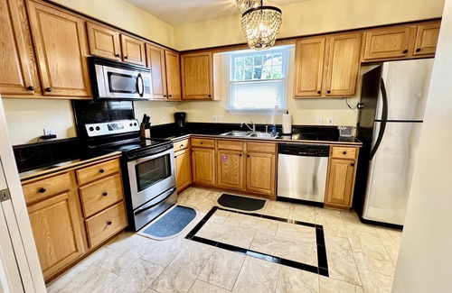 East Biloxi House | Walk to the BEACH and CASINOS! Full RV Hookup - 5 Min to Ocean Springs