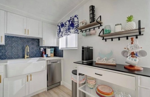 Harbor Village Villa | Walk to the beach & Resturant’s. Tiki Hut Dream Pool Home. Under a mile to beach