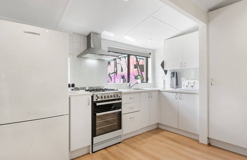 Richmond House | Walk to the MCG AAMI Park - Free Late Checkout Great Location & Backyard