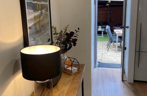 Richmond House | Walk to the MCG AAMI Park - Free Late Checkout Great Location & Backyard