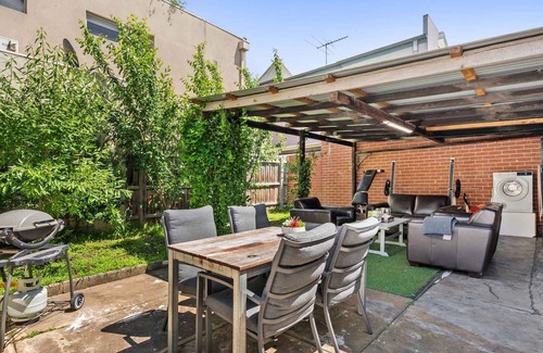 Richmond House | Walk to the MCG AAMI Park - Free Late Checkout Great Location & Backyard