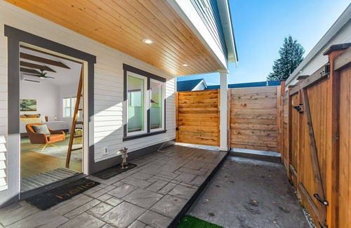 West End House | Walk to the waterfront! The South Sound Suite