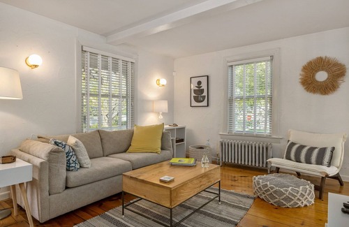 Portsmouth House | Walk to town-Portsmouth- 3 bedrooms-4 beds-1.5 bathSLEEPS 5dog considered