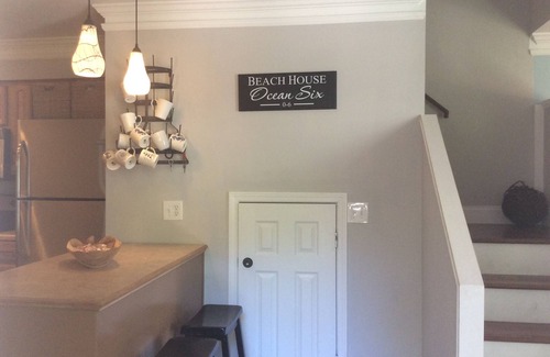 Demere Park House | Walk to village Ocean 6 & near beach private 2 king beds plus bunk beds