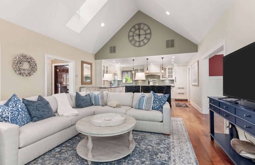 Oxford House | Walk to Waterfront Cozy Oxford Cottage