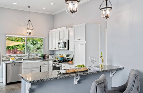 Santa Barbara House | Walkable wine, beaches, restaurants, downtown nights, and dolphin mornings