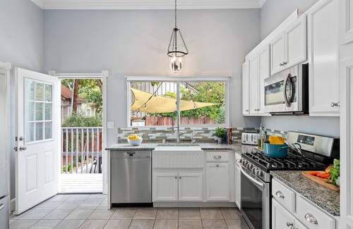 Santa Barbara House | Walkable wine, beaches, restaurants, downtown nights, and dolphin mornings