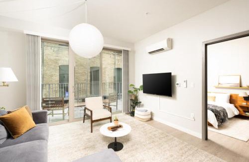 Fifth Ward Apartment | Walker's Point Apt with Gym and Balcony