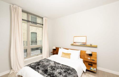 Fifth Ward Apartment | Walker's Point Apt with Gym and Balcony