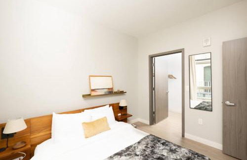 Fifth Ward Apartment | Walker's Point Apt with Gym and Balcony