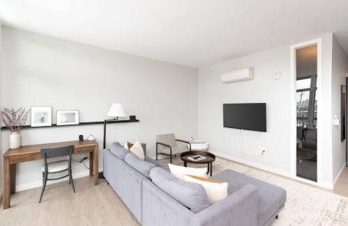 Fifth Ward Apartment | Walker's Point Apt with Gym and Balcony