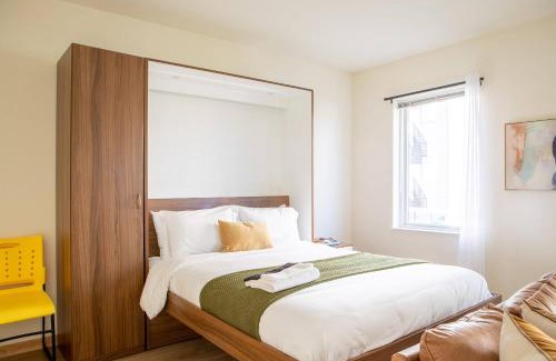 Fifth Ward Apartment | Walker's Point Studio with Gym and Balcony