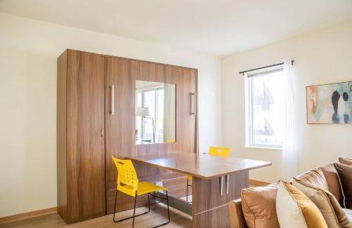 Fifth Ward Apartment | Walker's Point Studio with Gym and Balcony