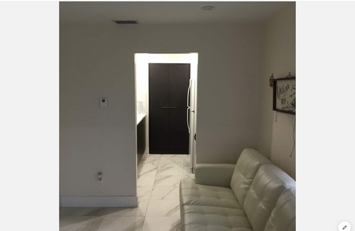 Hialeah House | Walking distance to Hialeah hospital and súper markets Pretty much anything you