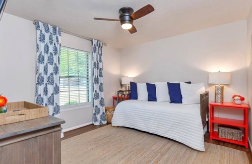 Grapevine House | Walking distance to the lake, Pool/Hot tub/Slps12/less than 2 miles from Main ST