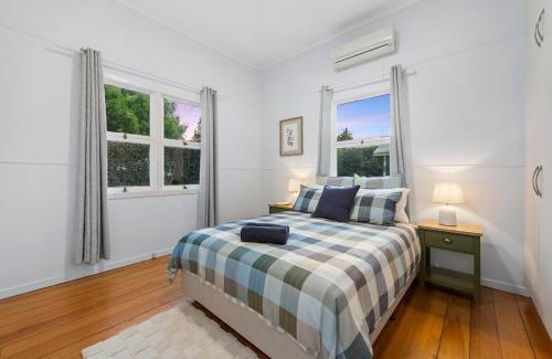 Newtown House | Wallace Cottage - Glennie, CBD, Quiet Leafy Street
