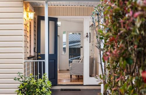 Newtown House | Wallace Cottage - Glennie, CBD, Quiet Leafy Street