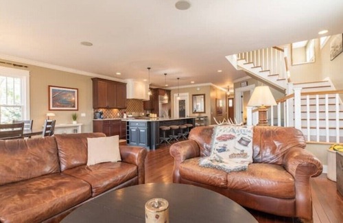 Petoskey House | Walloon Escapes! GameRoom! Lakefront! Pets! Fireplace!Fall Colors!Boyne Mountain