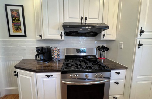 Springfield House | Warm, charming 3BR house w fenced yard in quiet neighborhood close to everything