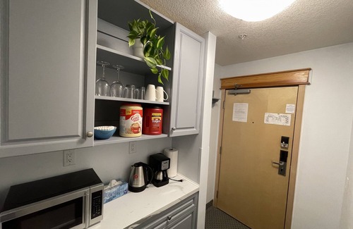 Canmore Condo | Warm & Cozy 1BR & BA Small Hotel Room in Canmore; Free UG Parking & Gym & AC