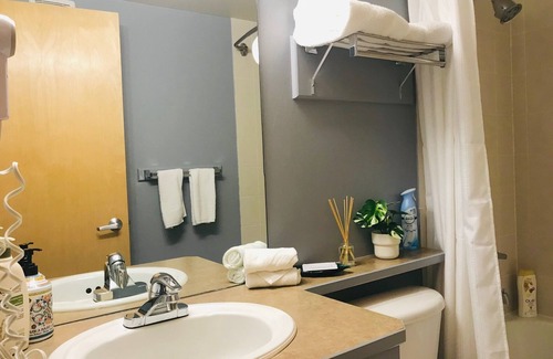 Canmore Condo | Warm & Cozy 1BR & BA Small Hotel Room in Canmore; Free UG Parking & Gym & AC