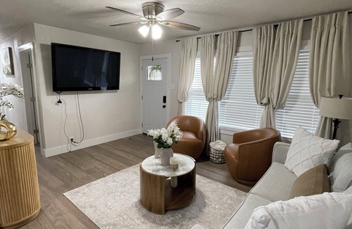 San Antonio House | Warm & Cozy Charming 3-bedroom house with WiFi and AC in fabulous San Antonio