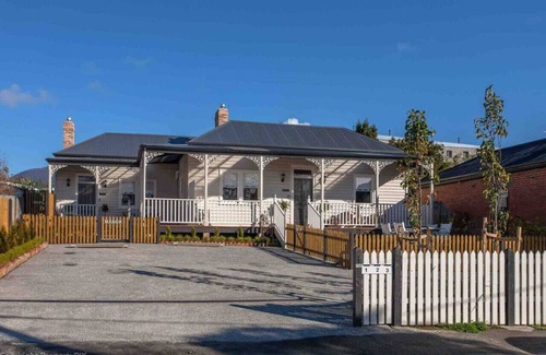 Hobart Central Business District Villa | Warm, Inviting & Luxurious The Barn