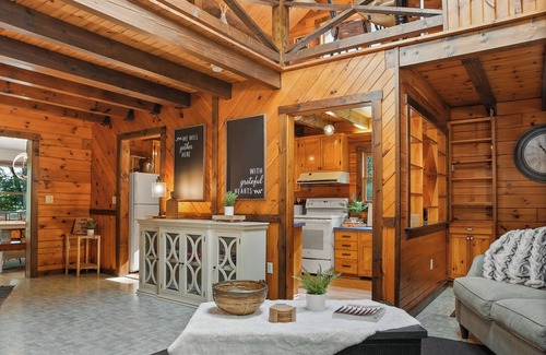 Tylersville Cabin | Wasson Woods Retreat w/Fire Pit & HOT TUB