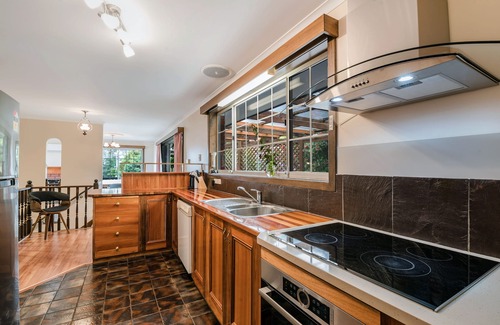 Lindisfarne House | Water/Bridge view; FAMILY is what this house is all about; 10 mins drive to city